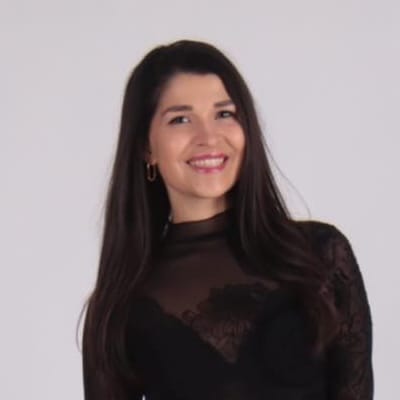 Profil Salsa studentky, která se usmívá na kameru. Pozitivní recenze taneční akademie DanceDifferent.