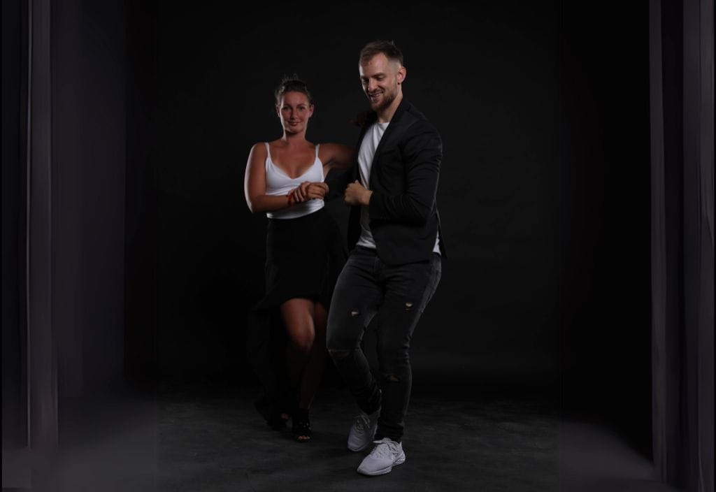Taneční kurzy, kde pár tančí salsu a děláji spolu dile que no.