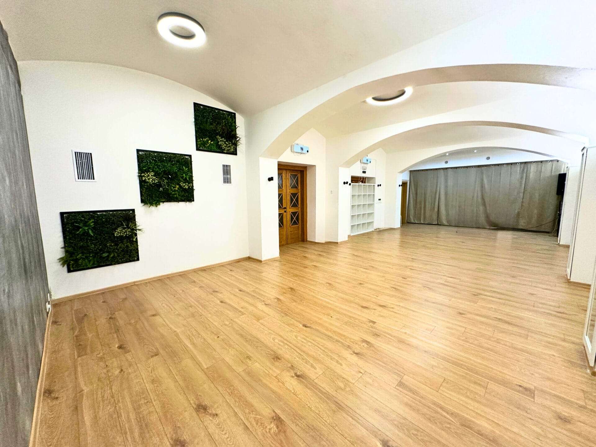 Pronájem prostor s kvalitním podlahovým pokrytím Pohled na taneční sál s kvalitním podlahovým pokrytím a minimalistickým designem.