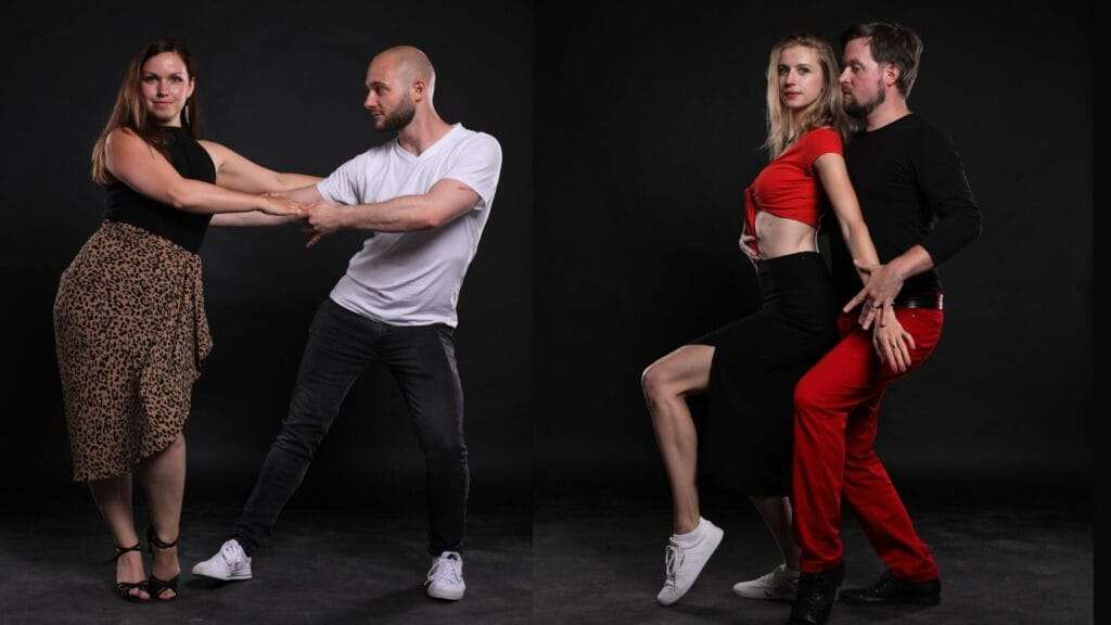 Dva taneční páry provádějící salsa a bachata tance praha pohyby, jeden pár v elegantním držení a druhý v působivé póze, proti tmavému pozadí.